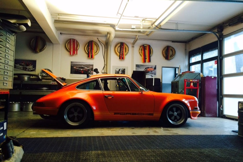 Porsche orange in Werkstatt