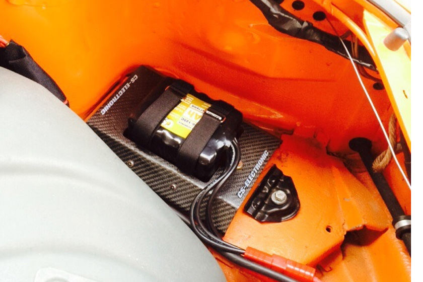 Batterie in Motorraum von Porsche